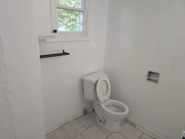 216 Elizabeth Ter — Photo 9