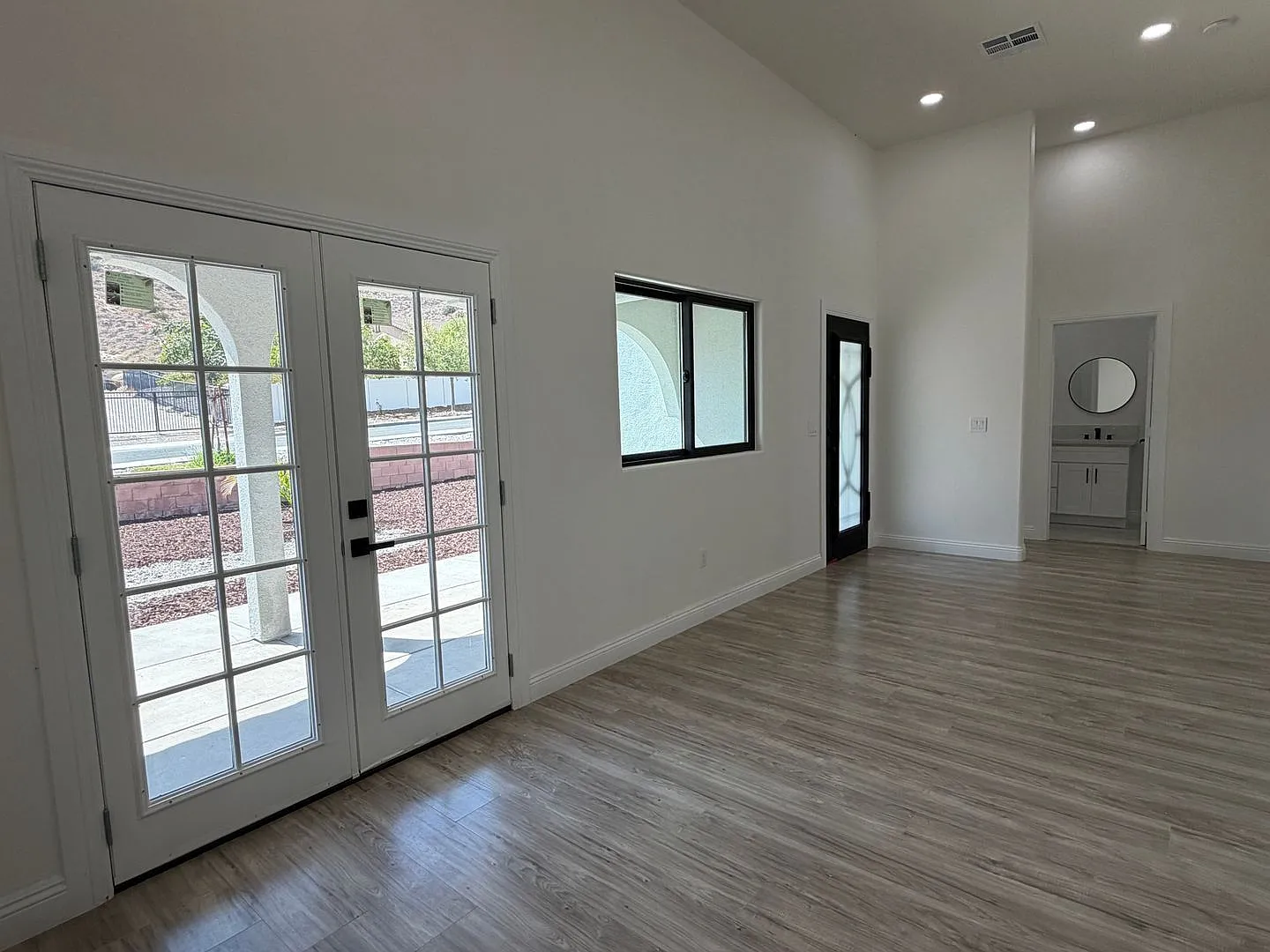 4 bed, 3.0 bath, 2828 sqft, $4,500 — Photo 4