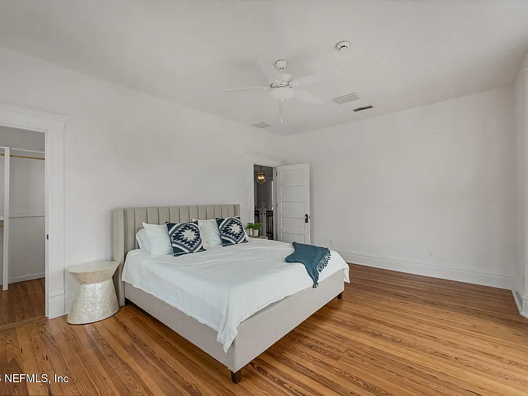 289 N Roscoe Blvd — Photo 19