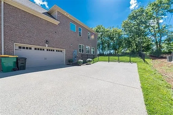 1381 Round Hill Ln — Photo 13