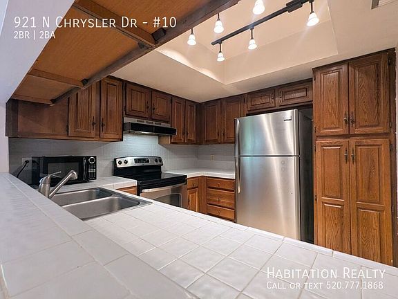4th image of 921 N Chrysler Dr APT 10