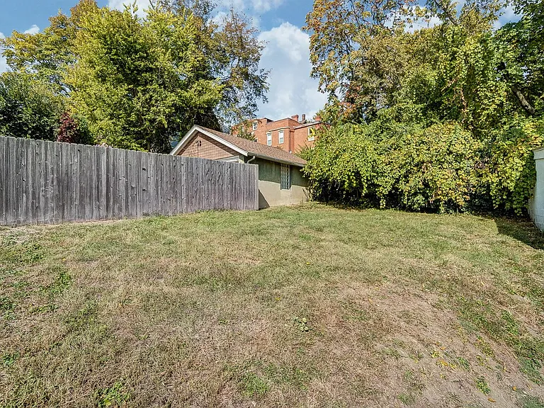 454 Warner St — Photo 40