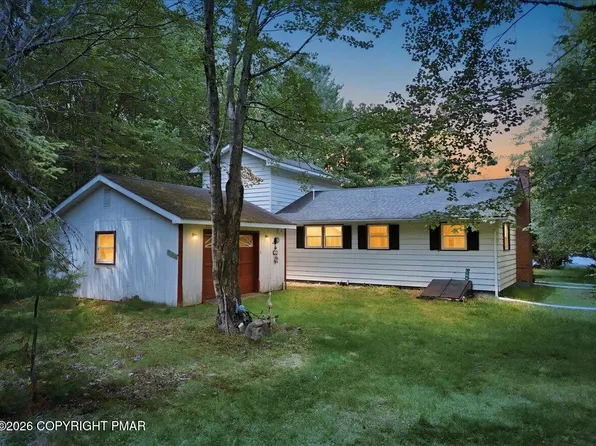 135 Blue Heron Cir, Pocono Summit, PA 18346