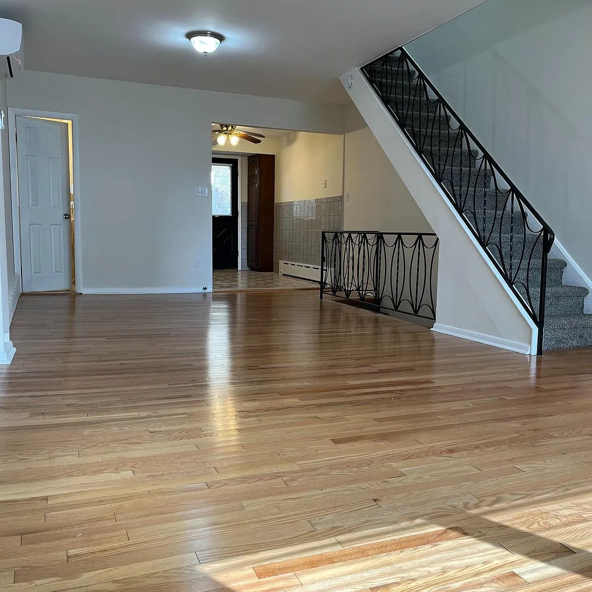 3 bed, 1.5 bath, 1200 sqft, $2,400 — Photo 3