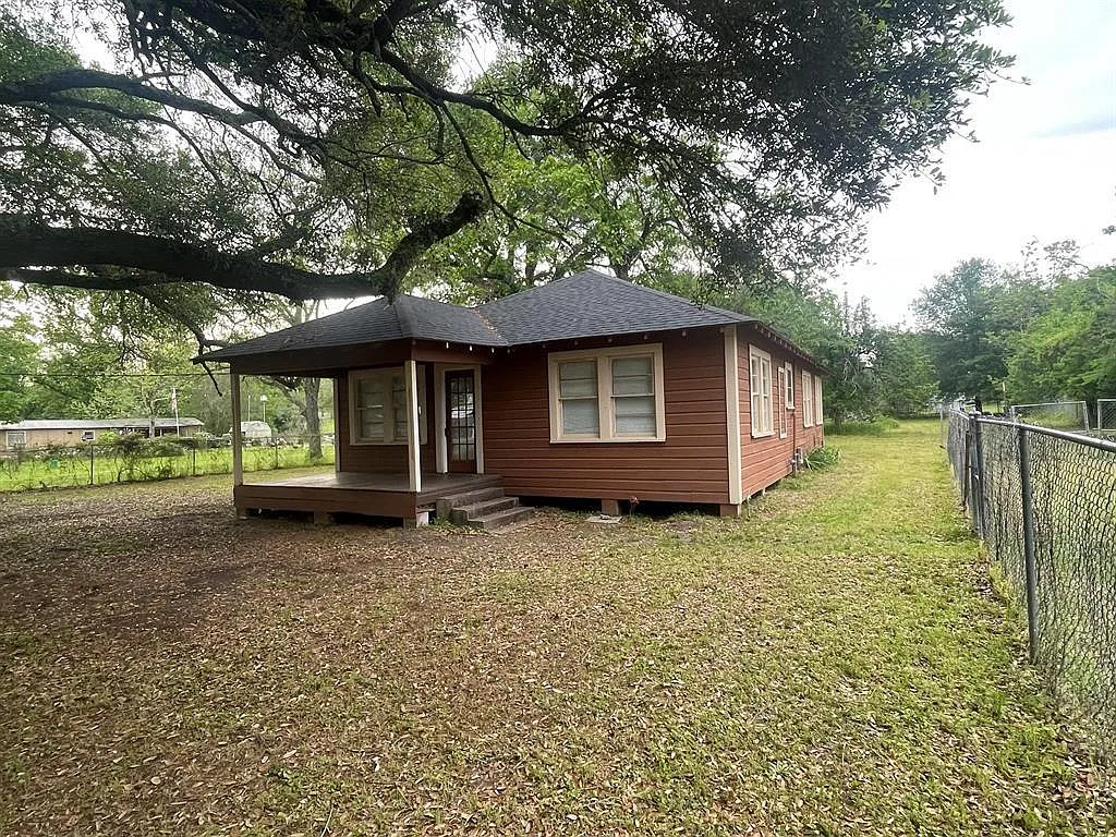 3 bed, 1.0 bath, 1104 sqft, $1,200 — Photo 2