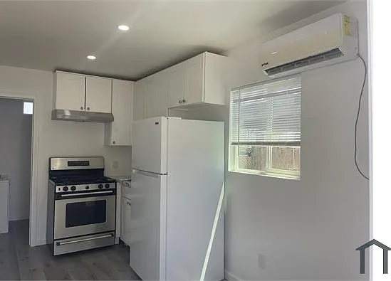 2 bed, 330 sqft, $1,700 — Photo 1