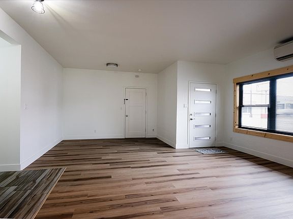3rd image of 105 W Walnut St