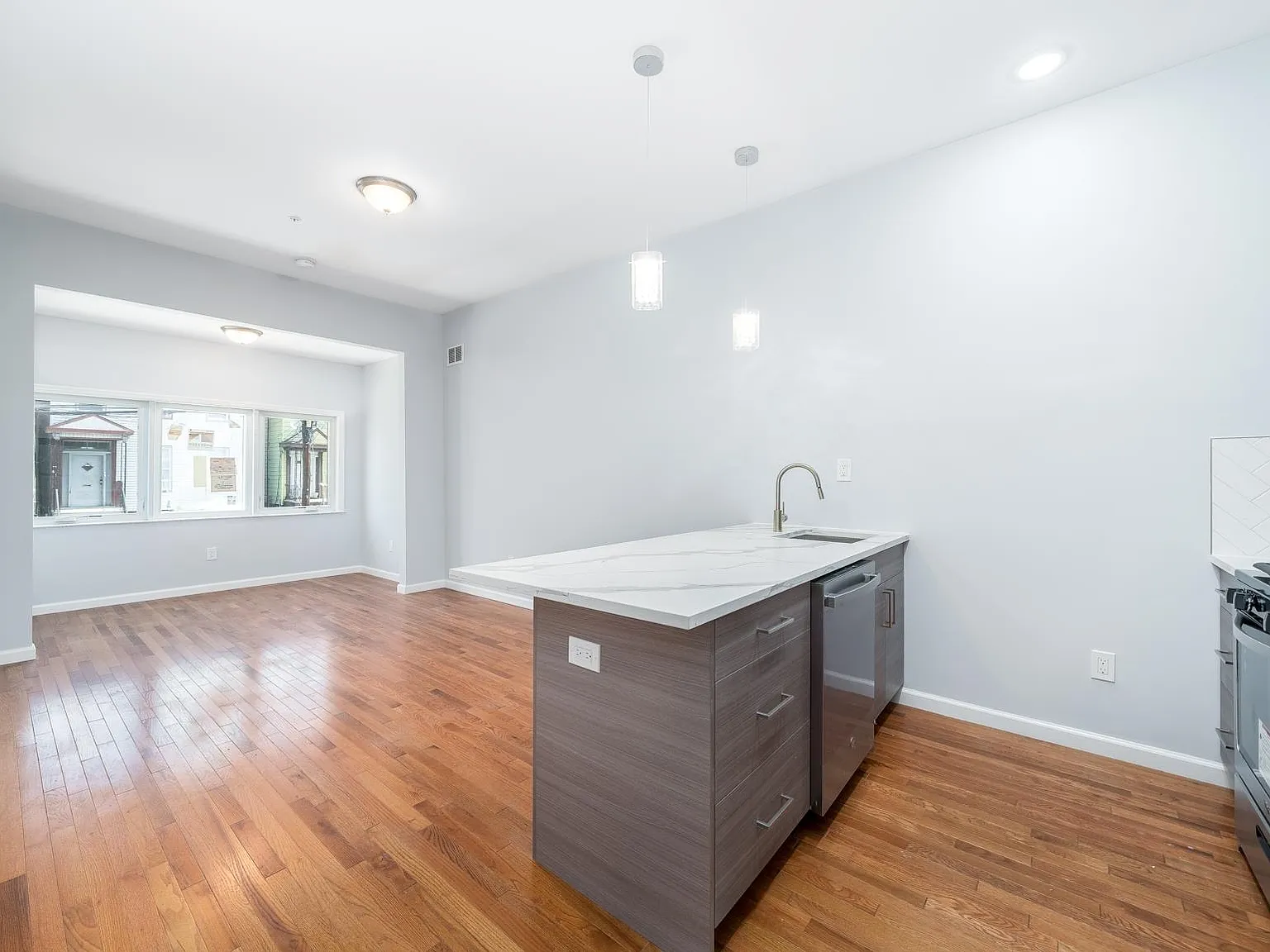 3 bed, 1.5 bath, 1000 sqft, $3,700 — Photo 2