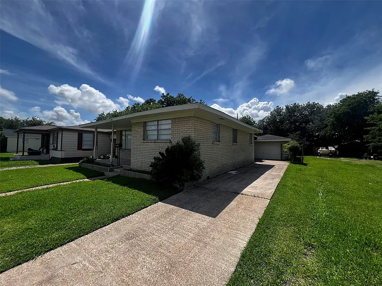 1319 W Procter St — Photo 2
