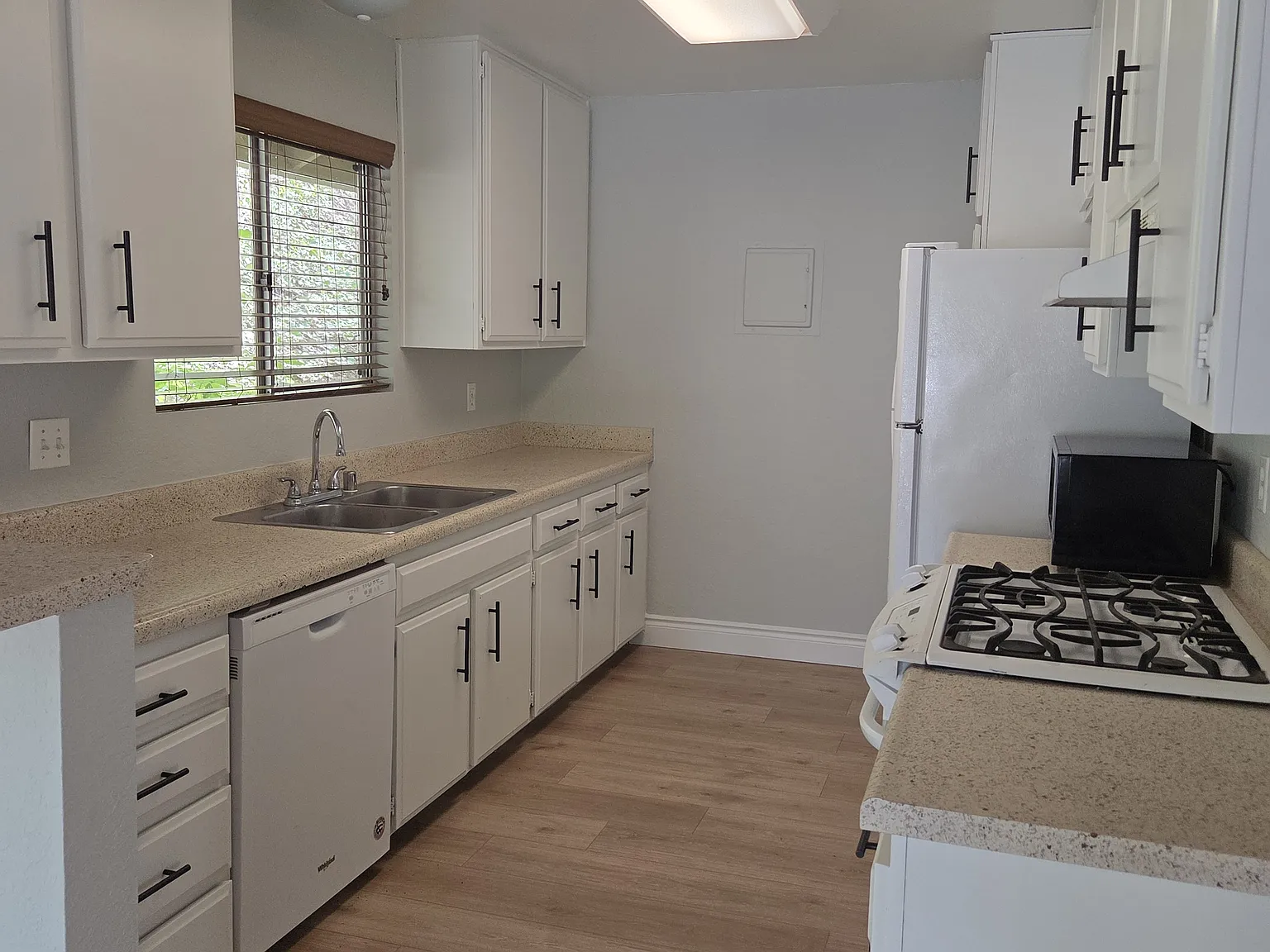 3 bed, 1350 sqft, $2,395 — Photo 2