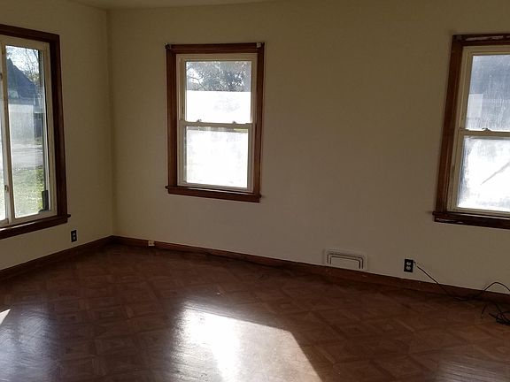 2nd image of 4822 Illinois St