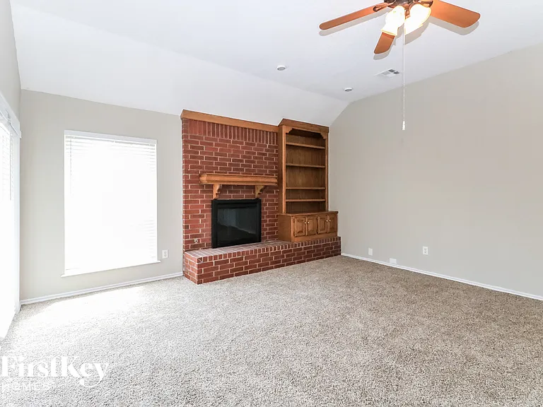 800 Adams Trl — Photo 2