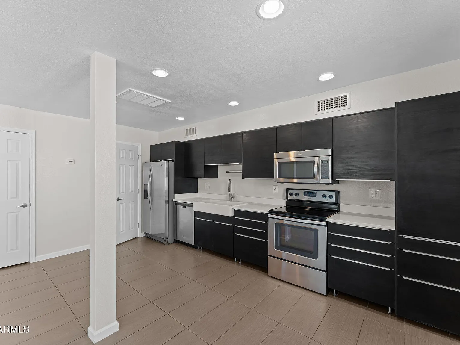 2 bed, 1.5 bath, 904 sqft, $1,900 — Photo 3