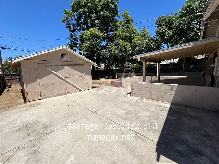 1129 E Brown Ave — Photo 2