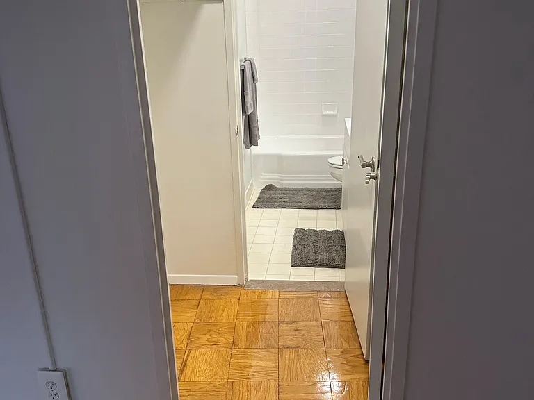 Calvert House Apartments — Photo 57
