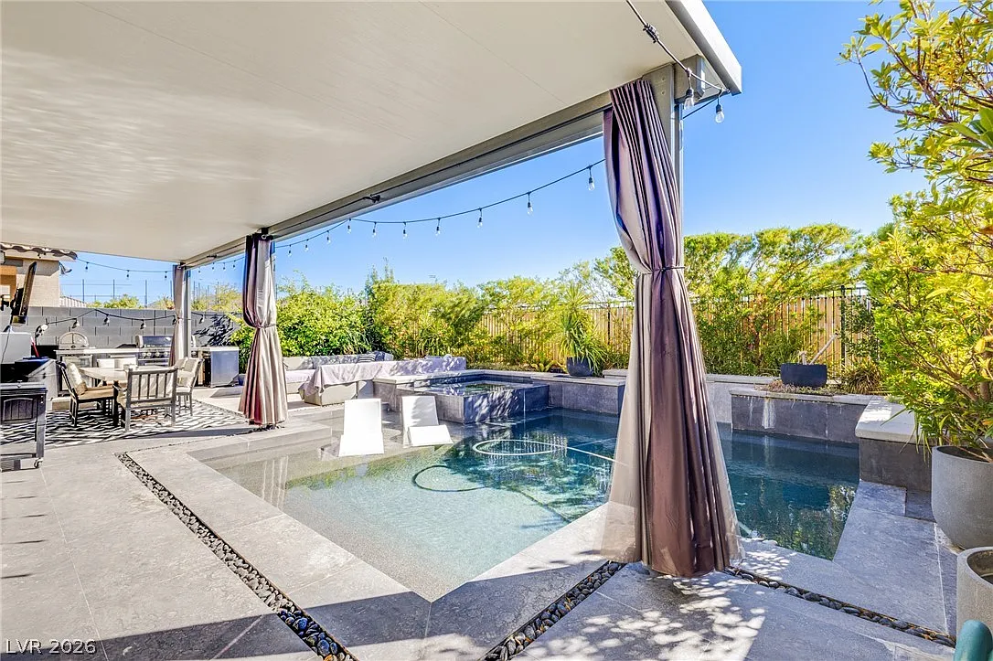 5 bed, 3.5 bath, 3063 sqft, $5,000 — Photo 2