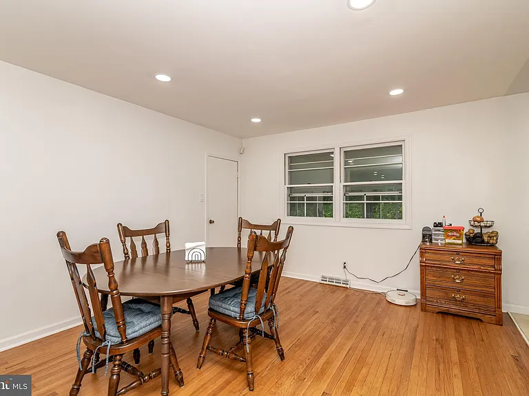 1744 Lark Ln — Photo 8