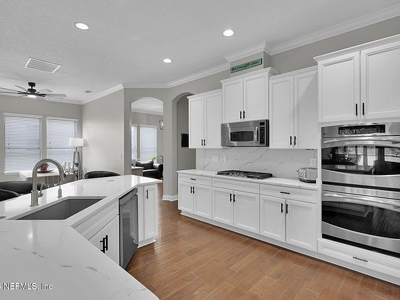 3rd image of 54 WILLOW PARK Way