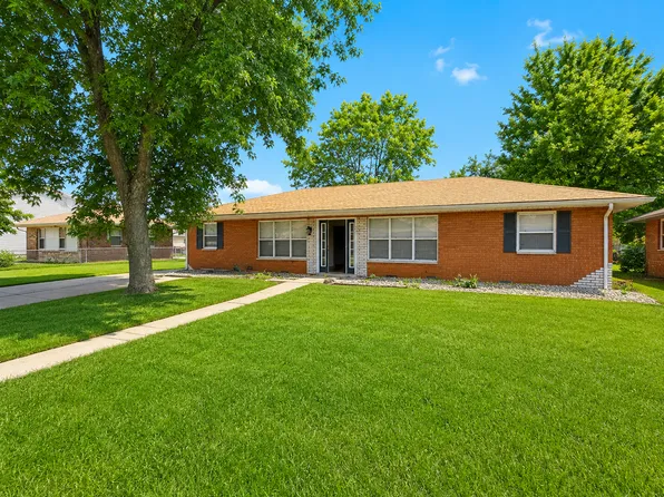 24 Fontainebleau Dr, Granite City, IL 62040