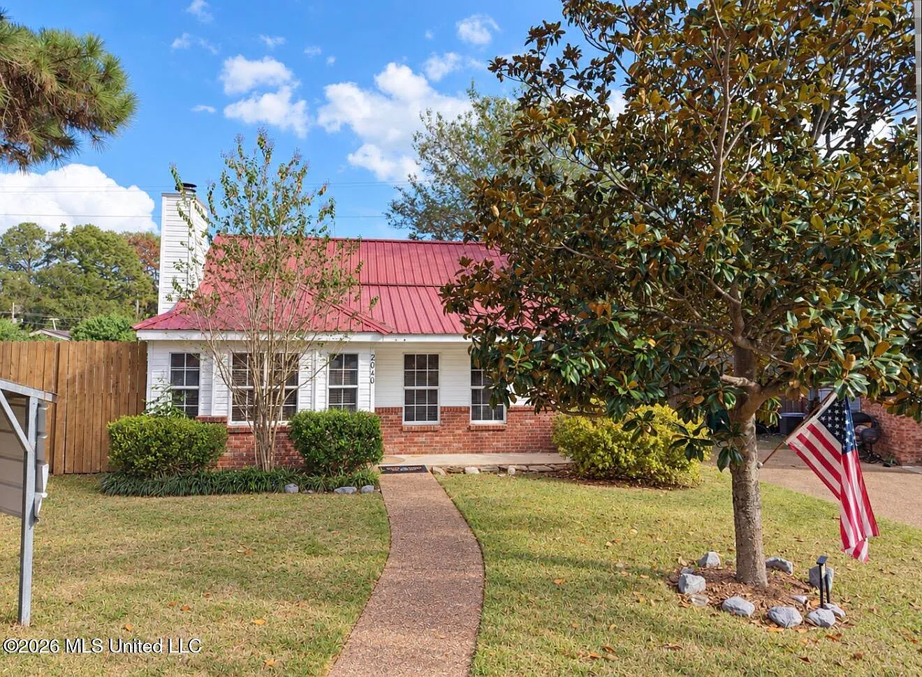 2 bed, 1.0 bath, 979 sqft, $1,650 — Photo 1