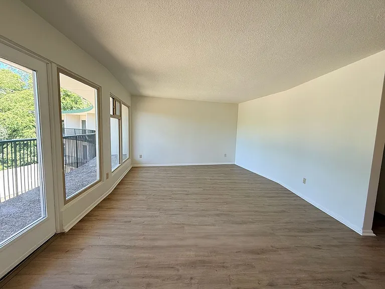 Crescent Apartments — Photo 33