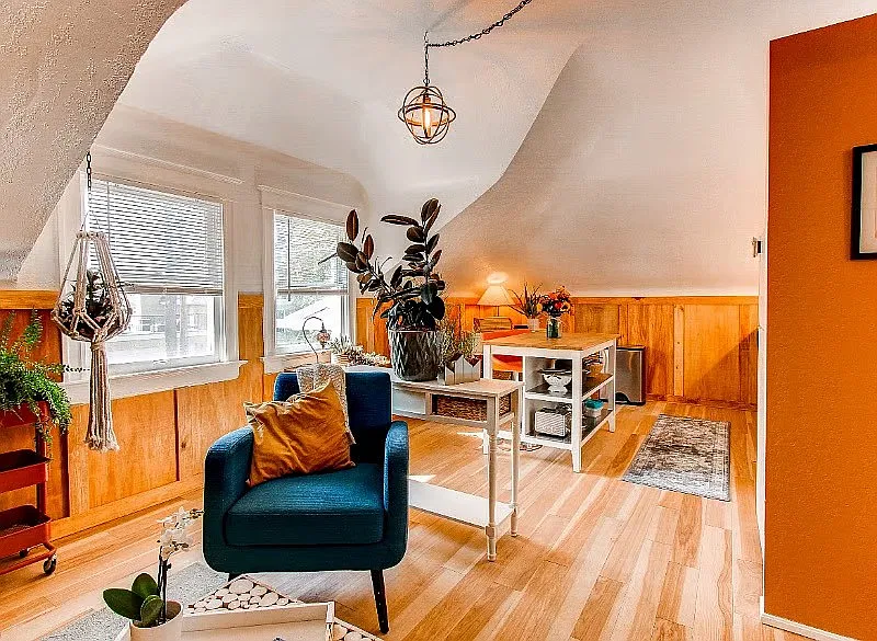 E 7th Ave