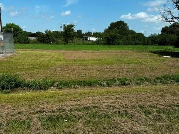 31 Hunters Ln, Eagle Lake, TX 77434