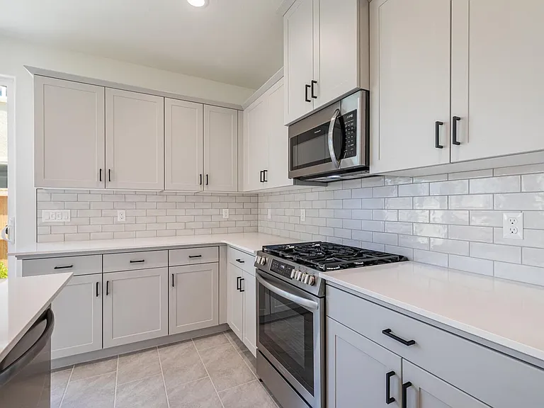 697 Philip Way — Photo 10