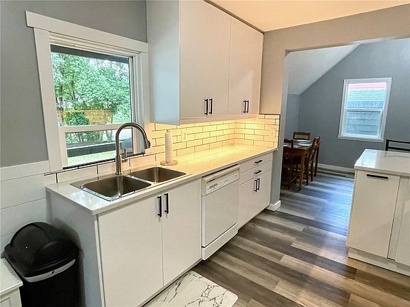 3rd image of 921 14th Avenue E