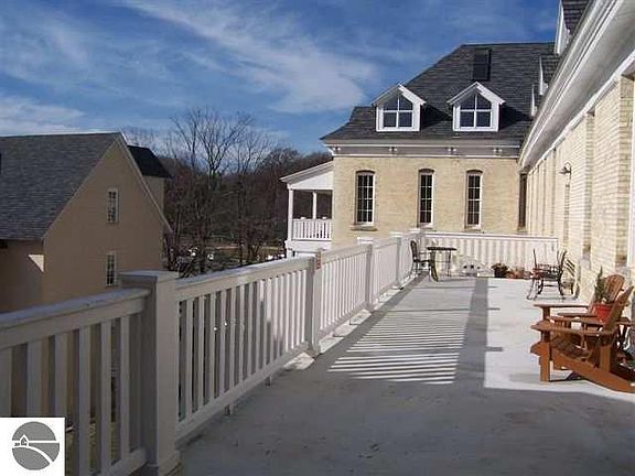 4th image of 800-318 Cottageview Dr