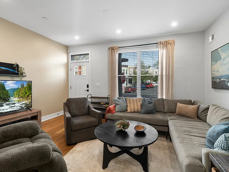3590 Calumet St — Photo 16