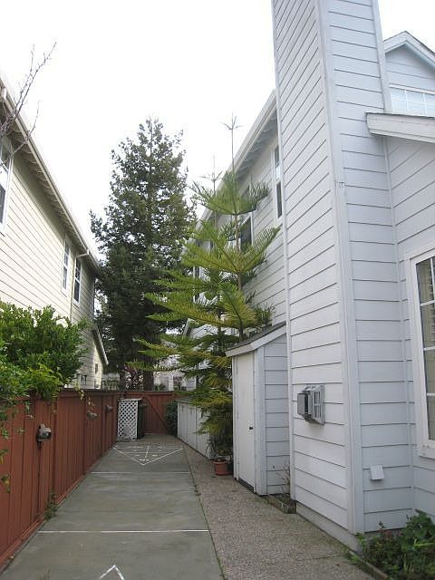 2nd image of 18 Edgewater Ct