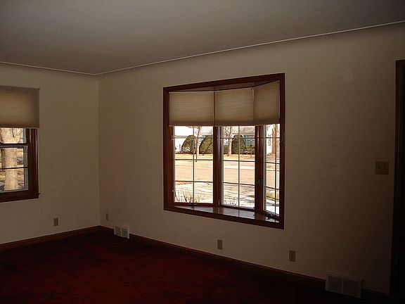Living room w bay window