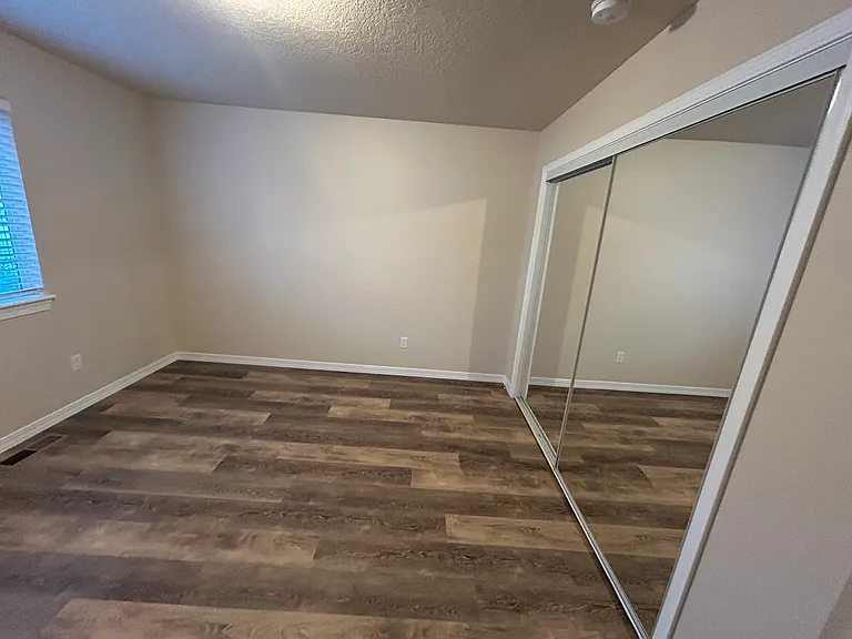 1811 N Prestwick Way — Photo 12