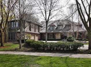 2879 Woodmere Dr, Northbrook, IL