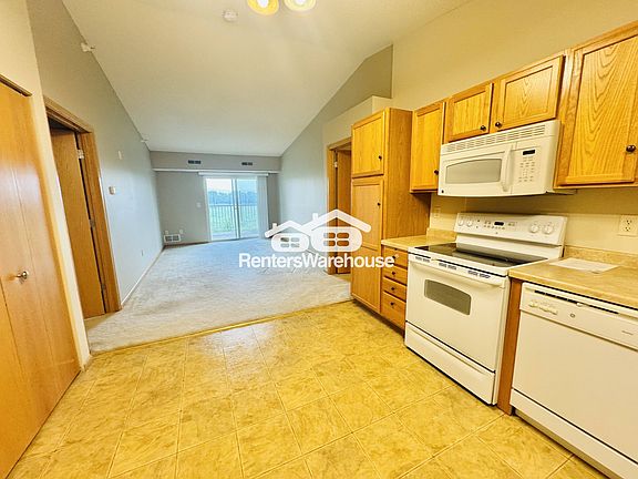 2nd image of 1590 Parkwood Dr APT 312