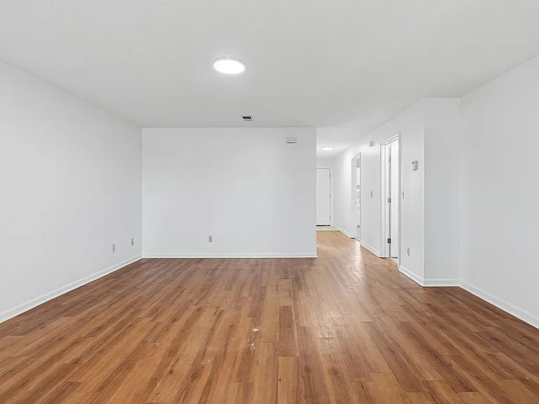 Mid-Town Apartments — Photo 43