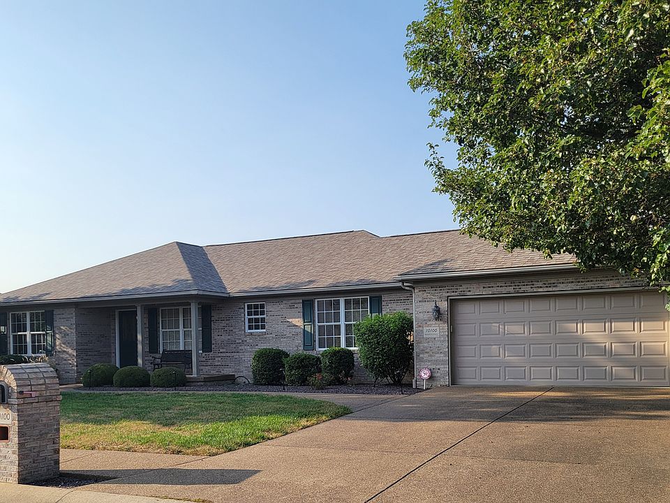 Front of home with brick mailbox
