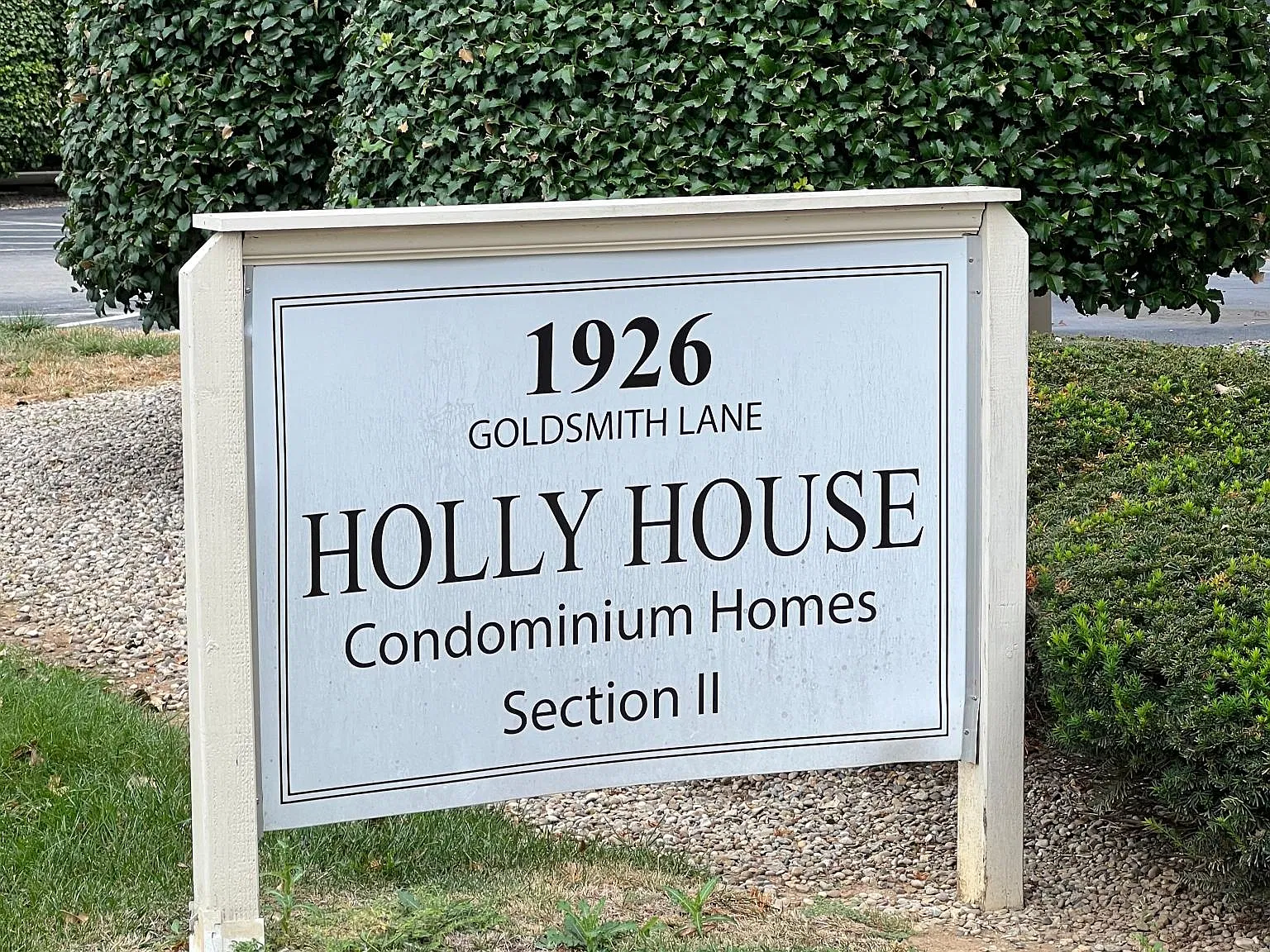 1926 Goldsmith Ln — Photo 3