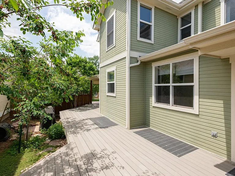Other view of the side patio deck