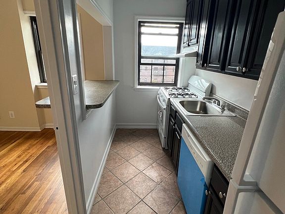 5th image of 2032 Crescent St APT 3A