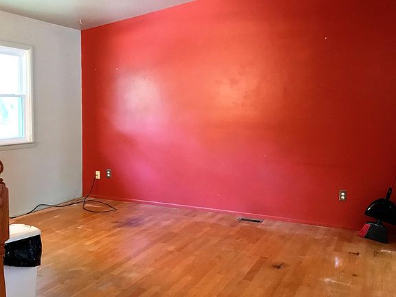 4th image of 8575 Glendale Dr
