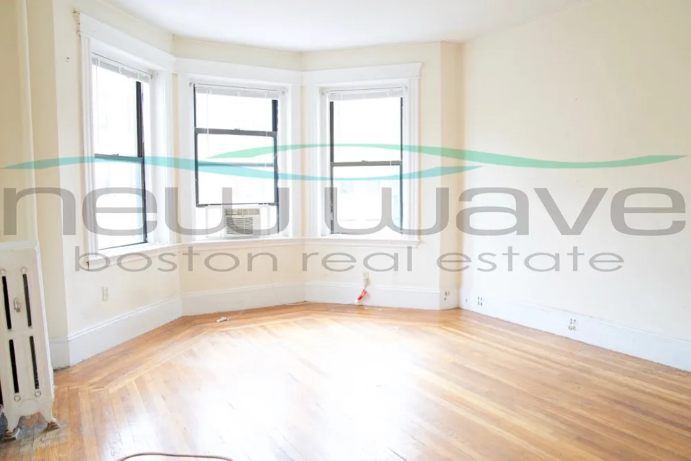 3 bed, 950 sqft, $4,800 — Photo 1