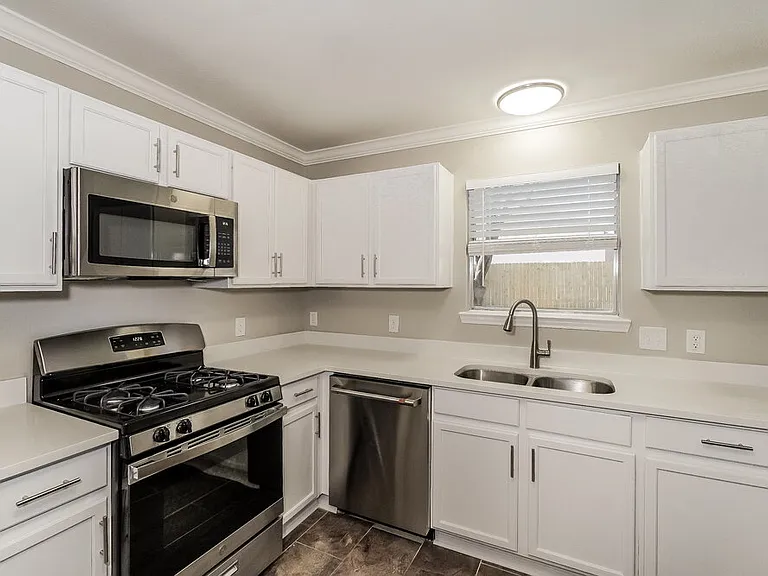 3615 Rolling Springs Ln — Photo 4