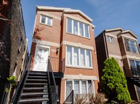 2428 W Taylor St, Chicago, IL