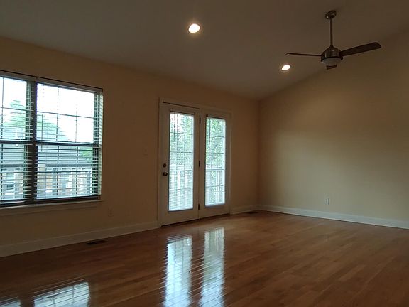 3rd image of 525 Southpoint Dr