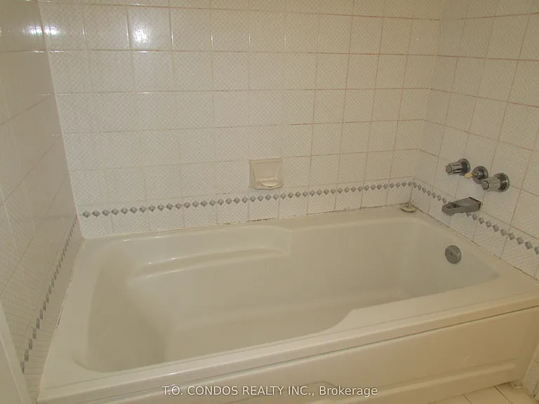 1001 Bay St #809 — Photo 10