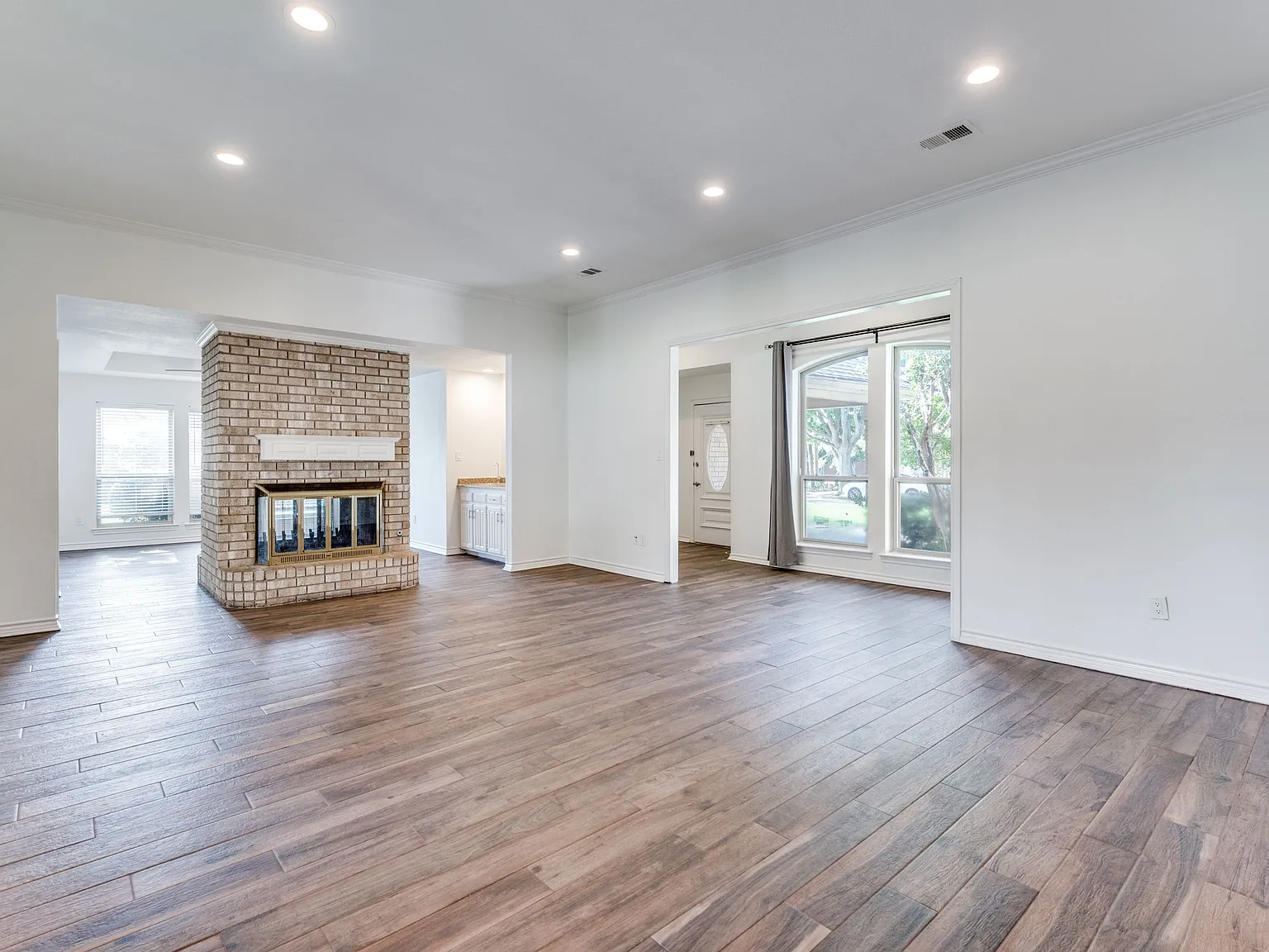 4 bed, 3.0 bath, 2582 sqft, $3,300 — Photo 2
