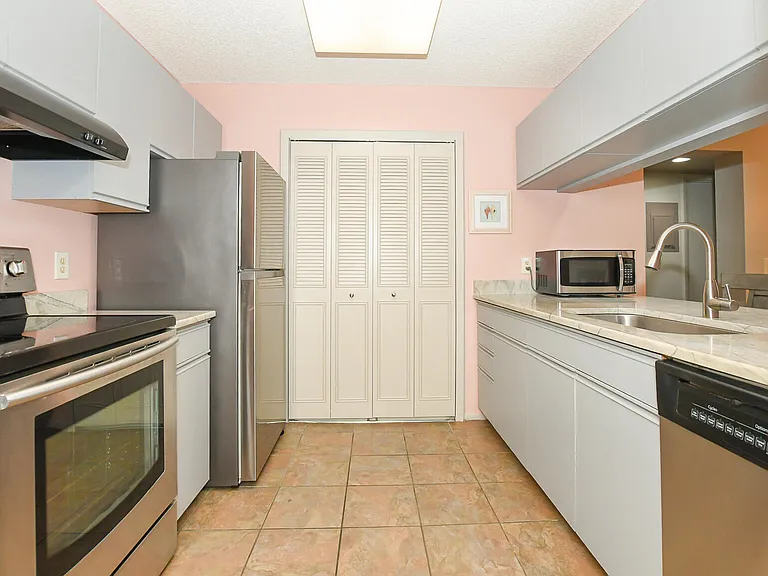 20 Plantation Dr #101 — Photo 8