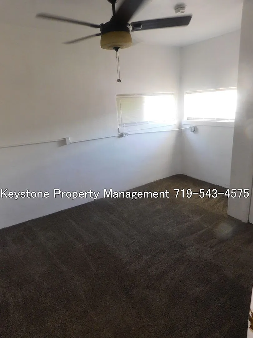 Bright & Spacious 3-Bedroom Rancher with Hardwood Floors and Fenced Yard $1100/$1100 — Photo 4